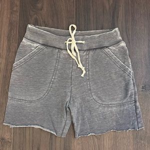 Alternative Brand - men’s sweat shorts w cut hem - size small - grey